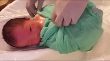 给初生婴儿洗澡，这种独特的方法还真是少见，宝宝超舒服！