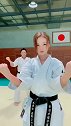 一个很厉害的日本小姐姐，被打倒起来的样子真的好可爱