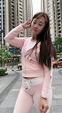 紧身裤增添了淡淡的潮流气息,穿出美女小姐姐青春魅力