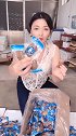 边看书边吃龙虾尾，别有一番滋味