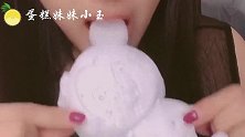 小姐姐吃苏打冰，嚼得咯吱咯吱响，声音听着就流口水！
