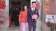 大山里一户人家办婚礼，三层小楼房建的真漂亮，配的歌曲很好听