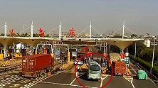 义乌一旅游大巴收费站突然起火 车载56老人