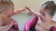 胖乎乎的双胞胎一起洗澡，相互彼此看了一眼就开始笑，也太可爱了