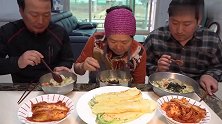 兴森一家吃拉面汤，简单的食材，做出最美味的食物