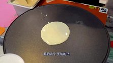 煎饼＋甜筒=啥？一个让美女放弃医生职业的网红小吃，店外经常长