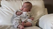 五个月宝宝练坐立，前一刻扶正后一刻又倒下，无奈又好笑！