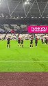 赛后厄德高带领阿森纳众将到客场球迷区谢场致意