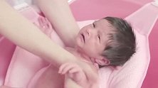 月子中心护士给新生宝宝洗澡，快来看看跟医院比有哪些不同！