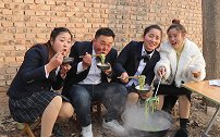校园剧下乡记：小楠和同学抢面条吃，小楠使出一招，大家都不抢了