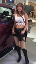 国际车展：美女车模一身古墓丽影装长皮靴黑短裤真亮眼