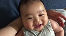 本想睡觉的小宝宝被妈妈一逗，结果宝宝的反应萌化了！看不够！