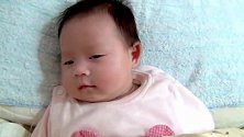 可爱小宝宝睡到一半突然发笑，翻个白眼扭回头继续接着睡