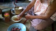 泰国老太吃饭，捏个饭团配生猪肉就吃