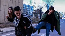 小伙看厕所，专门挑内急的人坐地起价，不料把美女坑惨了