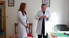 美女开诊所请来医生坐诊，奇葩医生竟喝尿化验，从头笑到尾