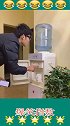 小哥的杯子，放饮水机上一直掉，小哥一气之下把饮水机踹烂了