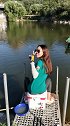 漂亮姑娘包场垂钓，下鱼饵的那一刻，实在是太专业了！
