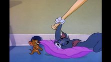 猫和老鼠：汤姆守在洞口，困到杰瑞给它拿枕头