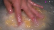 桃子姐干完家务活，做满满一锅银耳汤，又甜又好喝