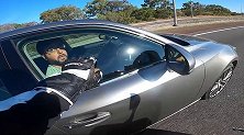 澳大利亚一名摩托车手敲车窗提醒双手发短信的司机引争议