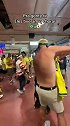 抽象！日本球迷输球后崩溃 被巴西球迷套球衣后下跪在地