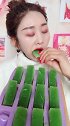 实心的冰长条，小姐姐嘎嘣嘎嘣嚼得真带劲，牙口可真好