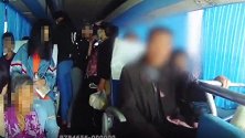 监拍：载100人（核载53人）客车高速强行闯卡