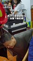 消防员救出被困小孩后，父亲下跪致谢：以为再也看不到孩子！万能的消防员，谢谢你们️