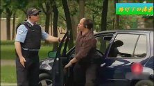 恶搞：交警检查酒驾，驾驶室里掉出啤酒瓶，惨了