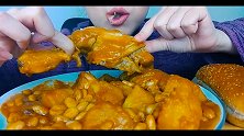 小姐姐吃红酱鸡腿炖土豆，这个大鸡腿看起来可真让人有食欲