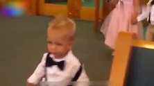 宝宝还不会走路就当花童，推着学步车走进婚礼会场，萌翻了所有人