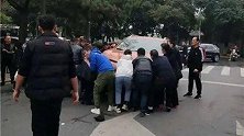 湖北荆州：城管执法时被卷入车底，危急时刻他们冲了上去