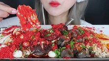 小姐姐吃一大碟子辣蘑菇，看着好像很好吃哎
