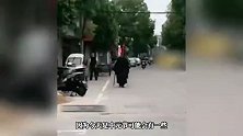 中元节扬州市民扮黑白无常游街表演，敲锣打鼓拉横幅，镇政府回应
