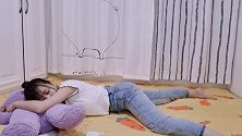 小伙想上床休息，小莹却霸占了整张床，没办法小伙只能睡沙发