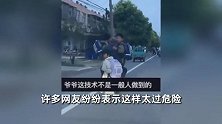 大爷骑电动带3个小孩，两男孩站前面动作危险，全程无一人戴头盔