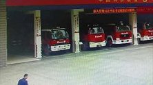 四川资阳：熊孩子误戴戒指被卡求助消防 妈妈：反面教材