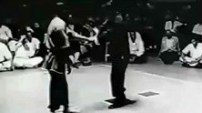武皇李小龙真实踢腿速度，我是看了五六遍还是没看清他如何出得腿