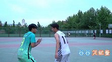为讨美女关注2个学生PK球技，他俩都却输给了裁判的这个动作