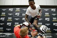 UFC236公开训练日 阿迪萨亚展示独门“黑龙舞步”