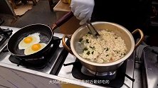 10块钱一份的煎蛋炸酱面，大妈一天能卖一百多碗，便宜又大份