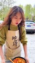 螺蛳粉看花妞手足无措的样子，你们应该不会遇到这样的事吧？吃个螺蛳粉要小心呀 美食好吃剧情