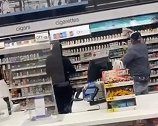 美国：商店盗窃频发，两男子众目睽睽之下偷走药店所有香烟