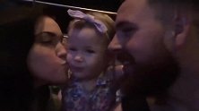 可爱的小宝主动跟爸爸妈妈要KISS，一家人甜到发腻，太幸福了