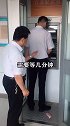 银行卡被吞不用傻傻的去柜台办，教你一招，一分钟取出卡