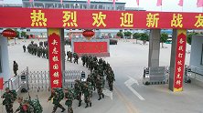 实拍云南武警新兵野营拉练：负重20斤行军百里，无人叫苦掉队