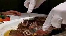 来广东吃牛排，服务生全程服务，这切牛排的动作不要太优雅