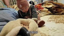 妈妈拿出定情信物，说要传给半岁女儿，宝宝开心得合不拢嘴！