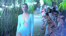 超模秘密秀：服帖的泳衣面料，就为体现女模柔美妩媚的身材